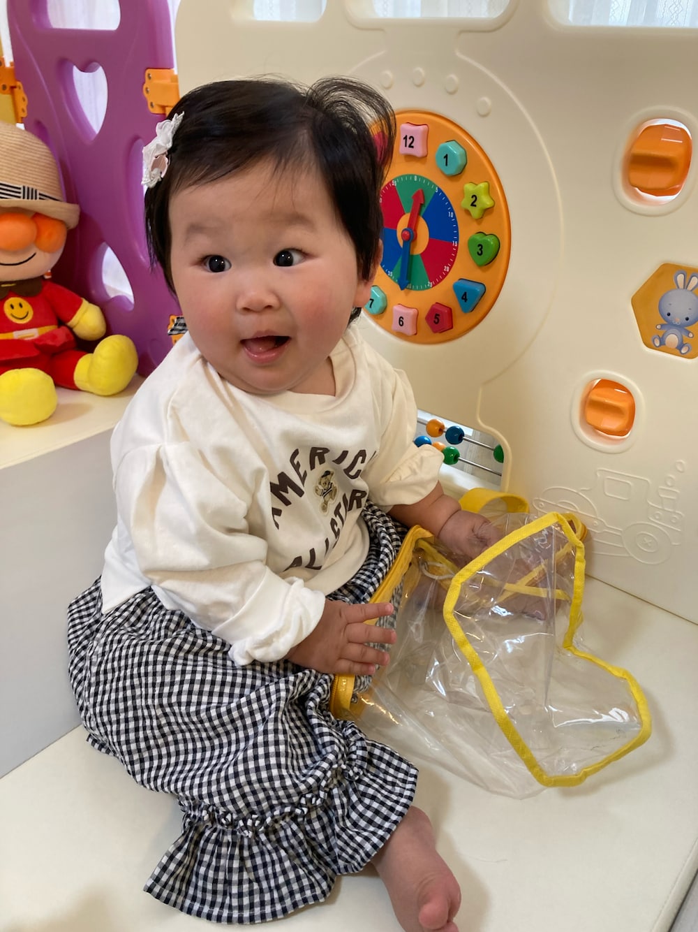 「女の子、赤ちゃんコーデ、10ヶ月、リンクコーデ」｜「petit mainの【リンク】ベアードッキングワンピース（ワンピース、ホワイト系）」を使った、EJEMさん（キッズ・110cm）の春コーディネートの1枚目の写真
