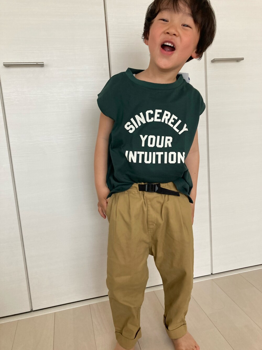 「GLOBAL WORK、男の子、Tシャツ」｜「b・ROOMの7分丈クライミングパンツ【PTPR】（その他パンツ、ベージュ系）」を使った、EJEMさん（キッズ・110cm）の春コーディネートの1枚目の写真