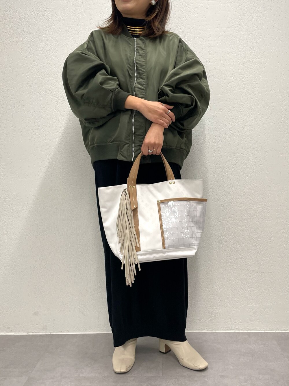 「タートルネック、大人女子、ビニールバック、クリアバッグ、MA-1、russet(russet)、おめかしトート、near.nippon、フリンジ、フリンジバッグ、dholic、アンティーク」｜「DHOLICのアイテム（ブーツ、ベージュ系）」を使った、megmillianさん（レディース・160cm）の冬コーディネートの1枚目の写真