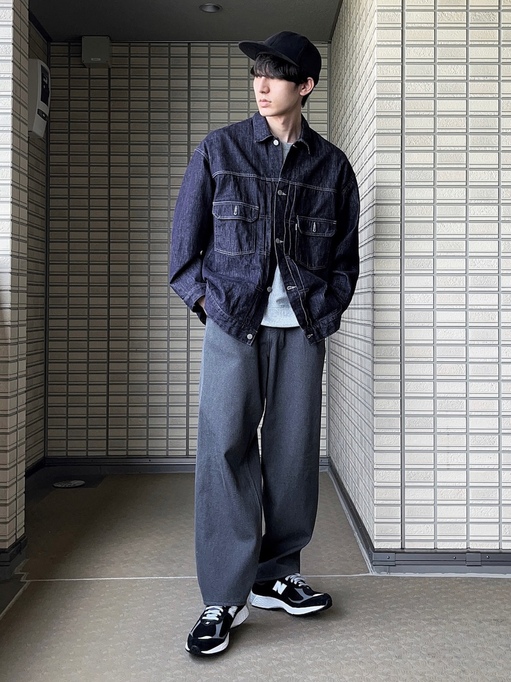 「デニム、デニムジャケット、キャップ、オーバーサイズ、ワイドパンツ、ゴアテックス、春服、休日コーデ、春アウター、大人カジュアル、スニーカーコーデ、きれいめカジュアル、韓国ファッション、シンプルコーデ、いまどきジャケット写真」｜「crepusculeの＜crepuscule＞ BB CAP/ベースボールキャップ □□（キャップ、ブラック系）」を使った、_ryo_さん（メンズ・180cm）の春コーディネートの1枚目の写真