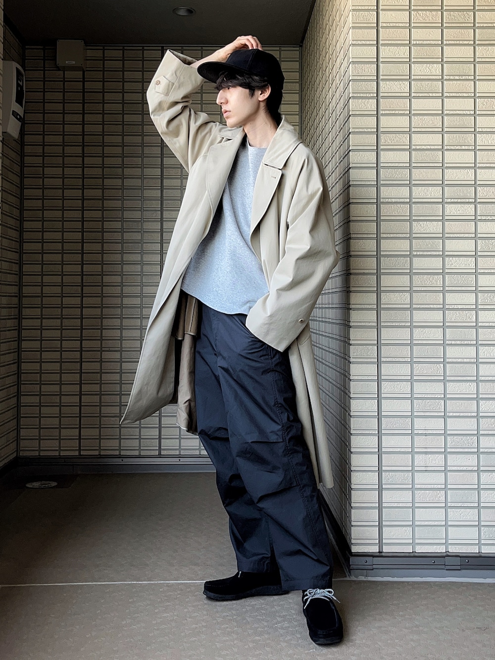「トレンチコート、タイロッケンコート、スウェット、キャップ、ワイドパンツ、カーゴパンツ、パラシュートパンツ、オーバーサイズ、ビッグシルエット、春コーデ、きれいめカジュアル、ベージュ、シンプルコーデ、UNIQLO、UNIQLO U」｜「Clarks Originalsの【Clarks/クラークス】（UN）WALLABEE BOOT（ブーツ、ブラック系）」を使った、_ryo_さん（メンズ・180cm）の春コーディネートの1枚目の写真