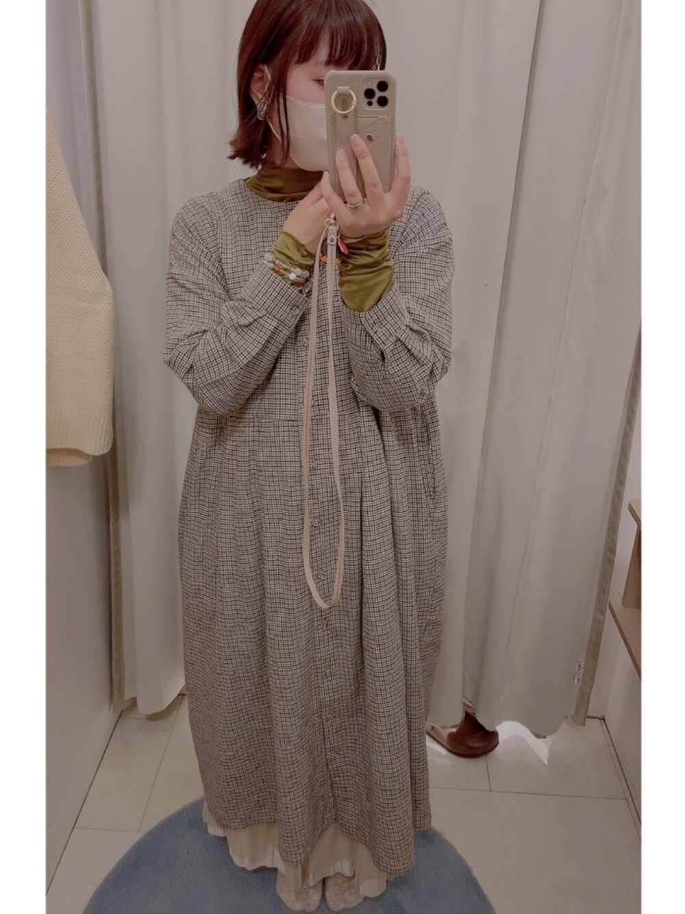 イエロー系のTシャツ/カットソー、ピンク系のスカート、ブラウン系のその他シューズを着用したレディースの冬コーディネートの1枚目の写真