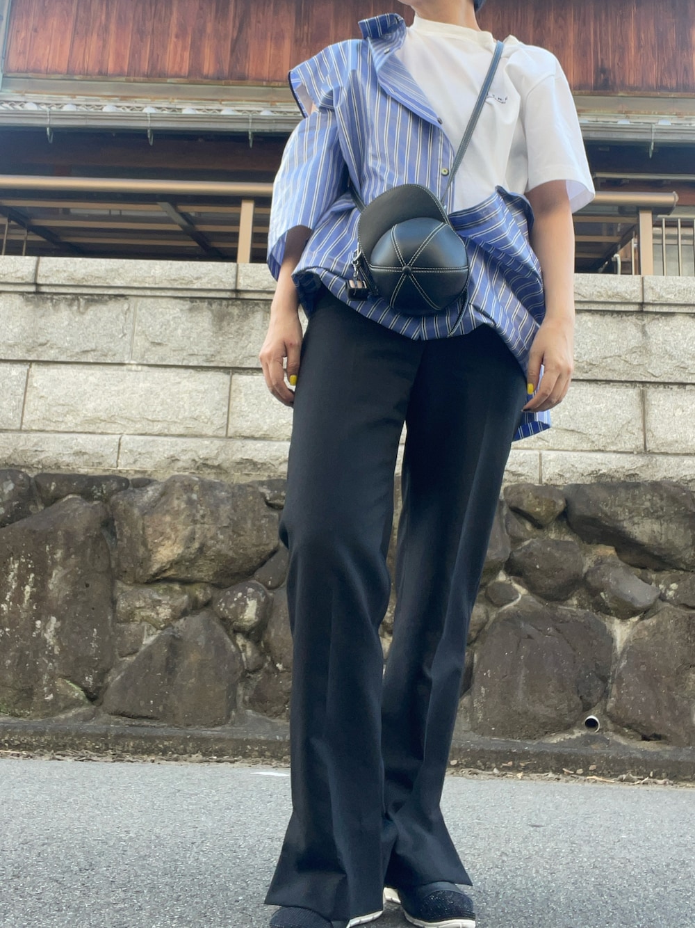 「モノトーン、シャツ好き集まれ、楽チンコーデ、着回しコーデ、夏、キレイめカジュアル、大人可愛い、春夏コーデ、ゆるコーデ、大人コーデ、白Tシャツ、淡色コーデ、きれいめカジュアル、シンプルコーデ、シンプル」｜「JW Andersonのアイテム（ショルダーバッグ、ブラック系）」を使った、kari kitayamaさん（レディース・160cm）の夏コーディネートの1枚目の写真