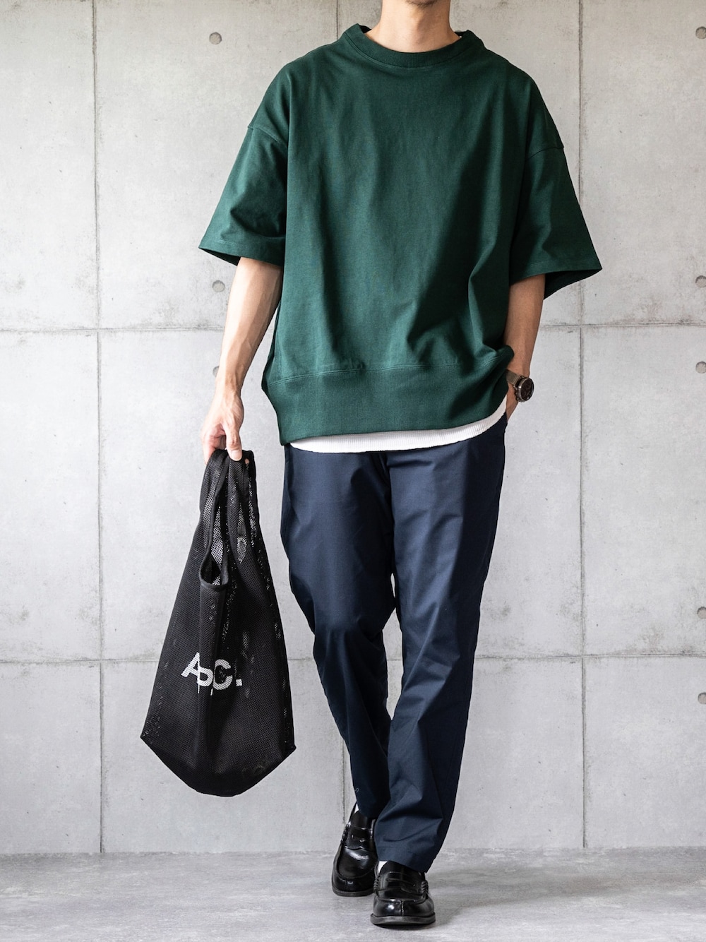 「Tシャツ、Tシャツコーデ、スラックス、イージーパンツ、ローファー、メッシュバッグ、大人カジュアル、大人コーデ」｜「417 EDIFICEの16/2 ドツメテンジク 5/S Tee（Tシャツ/カットソー、グリーン系）」を使った、しゅんたろーさん（メンズ・177cm）の夏コーディネートの1枚目の写真