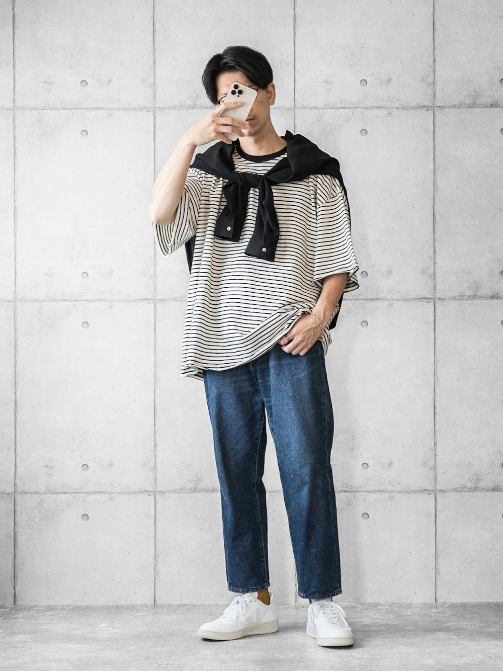 ブラック系のTシャツ/カットソー、ブルー系のデニムパンツ、その他のスニーカーを着用したメンズの夏コーディネートの1枚目の写真