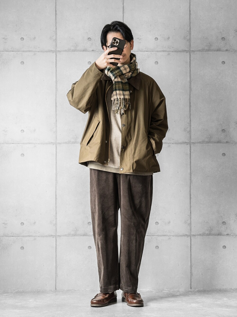 「barbour、ブラウンコーデ、コーデュロイパンツ、ローファー、ファッションを楽しもう、オトナカジュアル、休日スタイル、マフラー、大人カジュアル、秋服コーデ、秋冬コーデ」｜「BarbourのBarbour × BEAMS F / 別注 TRANSPORT JACKET ピーチドコットン ジャケット（ブルゾン、グリーン系）」を使った、しゅんたろーさん（メンズ・177cm）の秋コーディネートの1枚目の写真