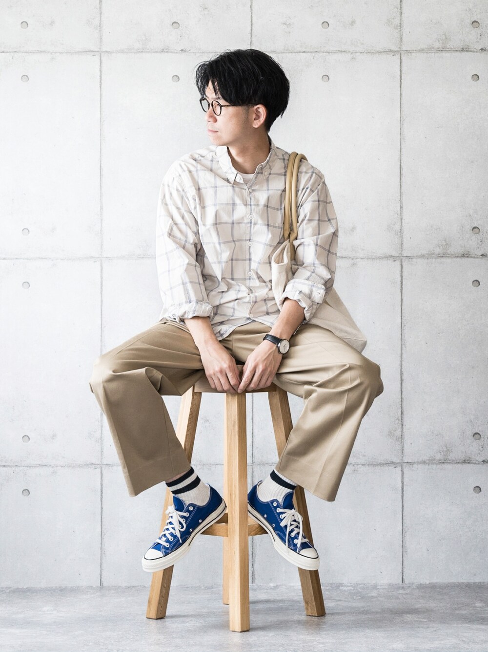 「メガネ男子、チェックシャツ、シャツスタイル、チノパン、ワイドパンツ、ラインソックス、ct70、converse、トートバッグ、FUDGEBOYのトラッドスタイル」｜「Steven Alanの＜Steven Alan＞ T/WTR CHECK BOX SINGLENEEDLE-BOLD/シャツ（シャツ/ブラウス、ベージュ系）」を使った、しゅんたろーさん（メンズ・177cm）の春コーディネートの1枚目の写真