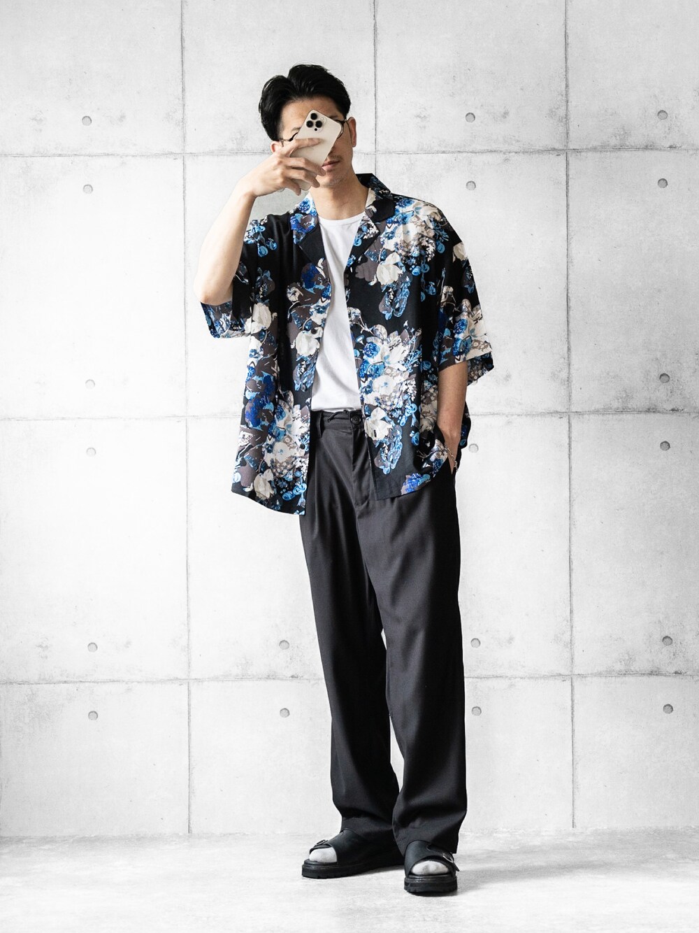 「アロハシャツ、花柄シャツ、オープンカラーシャツ、タックイン、ワイドパンツ、サンダル、サンダルに靴下、夏コーデ、シャツスタイル、PR」｜「MONO-MARTのビッグシルエット オープンカラー レーヨンルーズアロハシャツ アソート(柄/無地)トロミシャツ 2022 SUMMER（シャツ/ブラウス、ブラック系）」を使った、しゅんたろーさん（メンズ・177cm）の春コーディネートの1枚目の写真