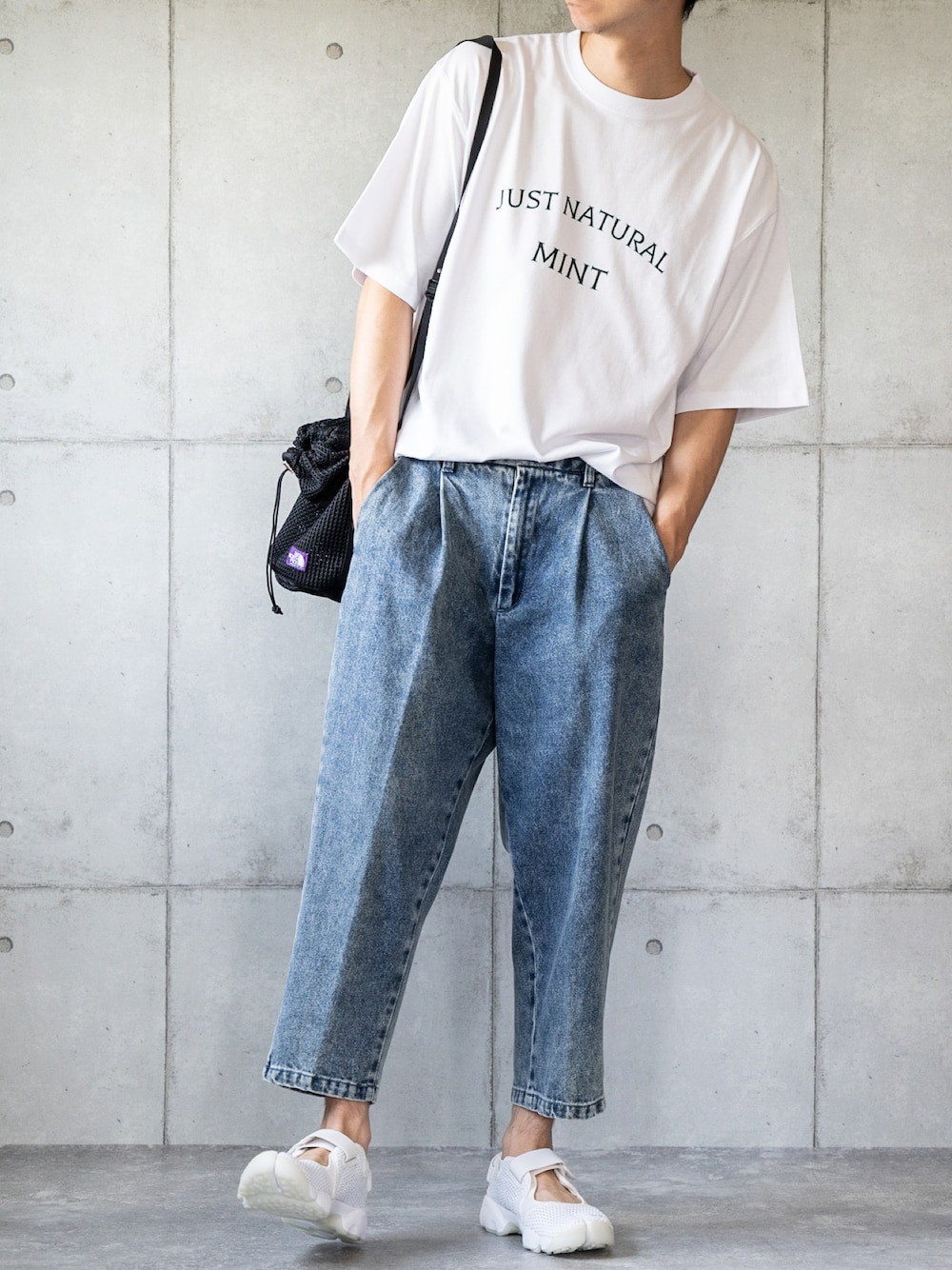 ホワイト系のTシャツ/カットソー、ブルー系のデニムパンツ、ホワイト系のサンダルを着用したメンズの夏コーディネートの1枚目の写真