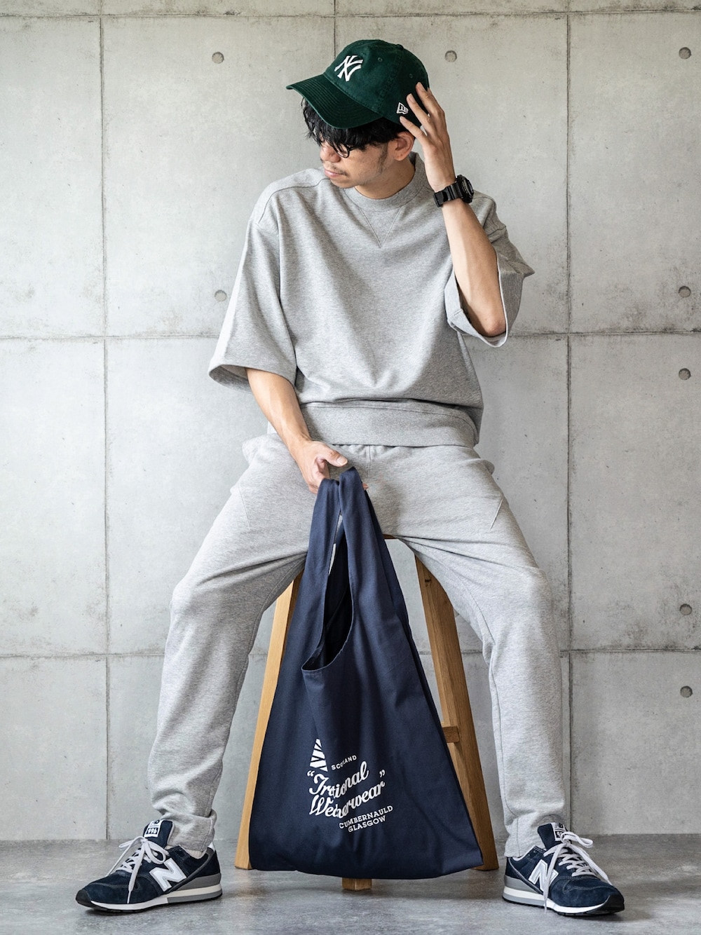 「キャップ、NEWERA、スウェット、セットアップ、ワンマイルウェア、トートバッグ、New Balance、大人カジュアル」｜「NEW ERAのWEGO/【WEB限定】NEWERA 9TWENTY（キャップ、グリーン系）」を使った、しゅんたろーさん（メンズ・177cm）の夏コーディネートの1枚目の写真