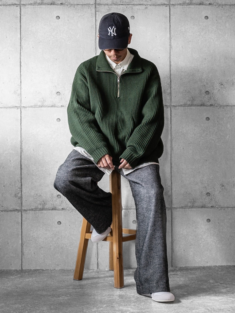 「キャップ、ハイネック、ハーフジップ、ハーフジップニット、ニット、グリーン、バギーパンツ、ツイード、ツイードパンツ、スニーカー、冬コーデ、秋冬コーデ、休日コーデ」｜「FREAK'S STOREのWEB限定 ビッグシルエット 畔編み ハーフジップニット/ルーズフィット（ニット/セーター、グリーン系）」を使った、しゅんたろーさん（メンズ・177cm）の秋コーディネートの1枚目の写真