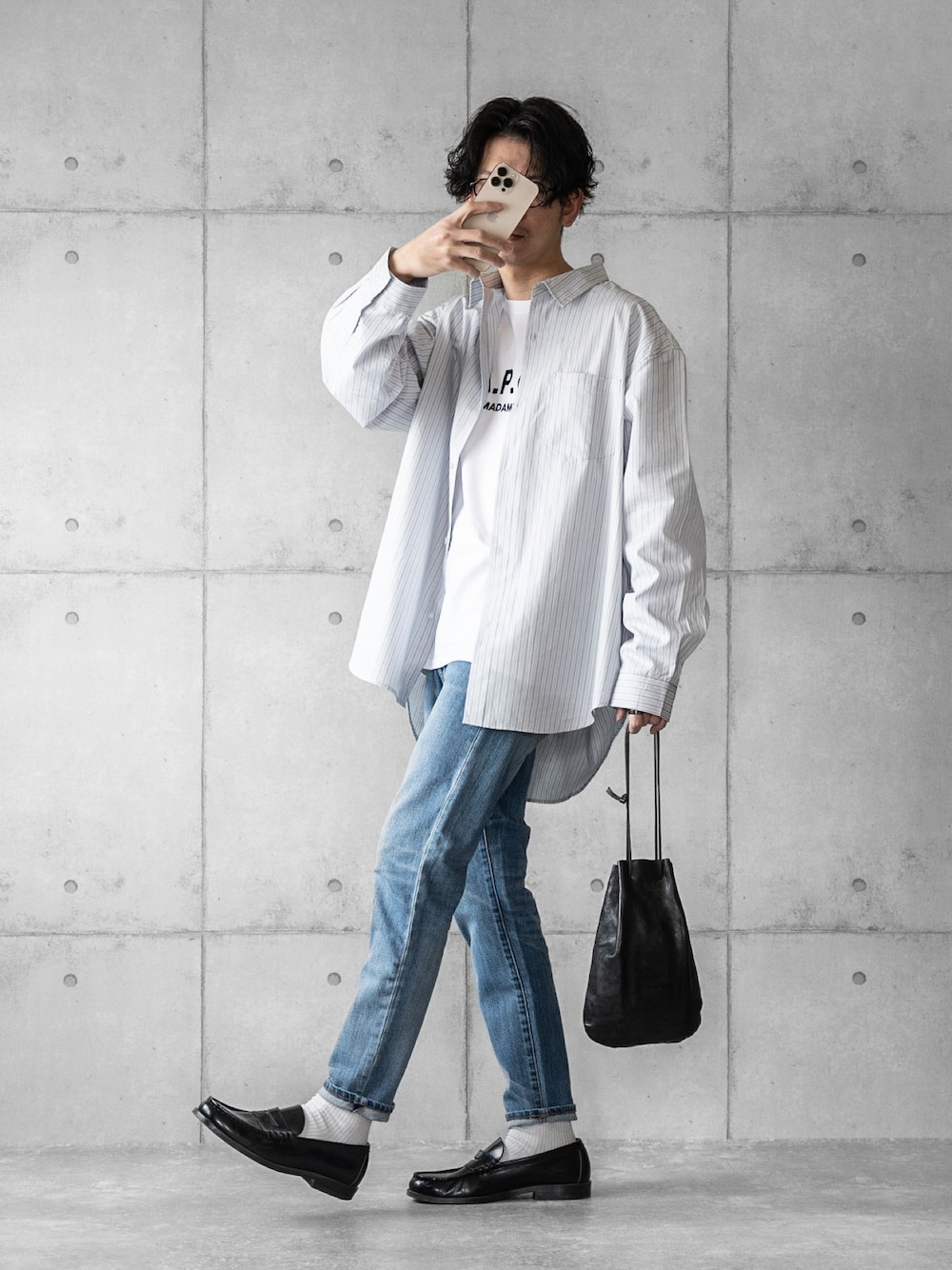グレー系のシャツ/ブラウス、ブラック系のショルダーバッグ、ホワイト系のTシャツ/カットソーを着用したメンズの春コーディネートの1枚目の写真
