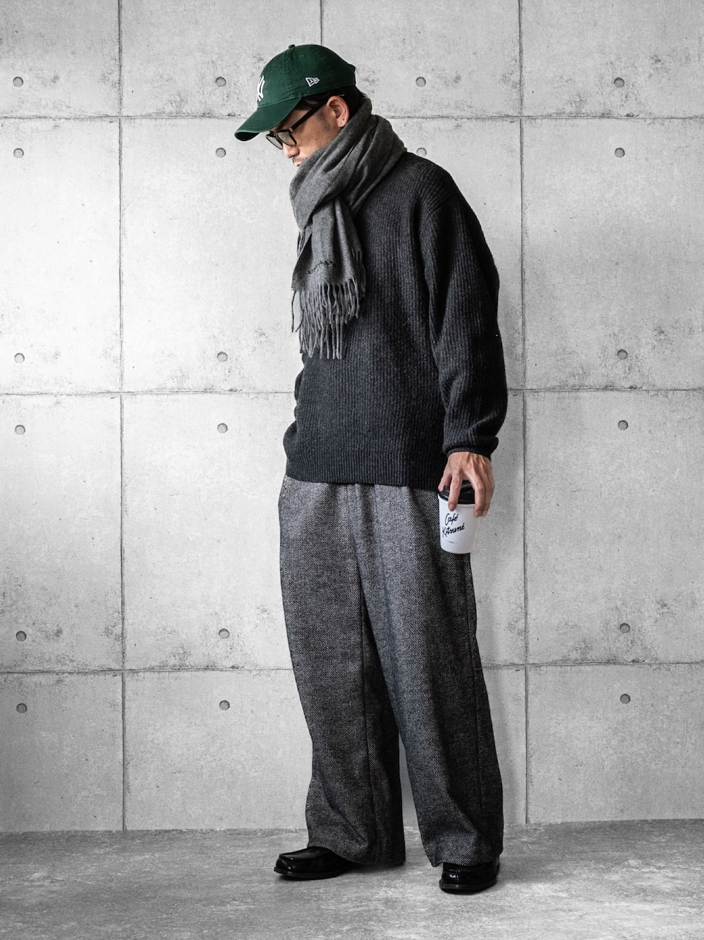 「マフラーぐるぐる、休日コーデ、キャップ、ストール、ニット、ワイドパンツ、ツイードパンツ、ローファー、秋冬コーデ、大人カジュアル、オトナカジュアル、冬コーデ」｜「WYM LIDNMのMELANGE AZE LOOSE KNIT（ニット/セーター、グレー系）」を使った、しゅんたろーさん（メンズ・177cm）の冬コーディネートの1枚目の写真
