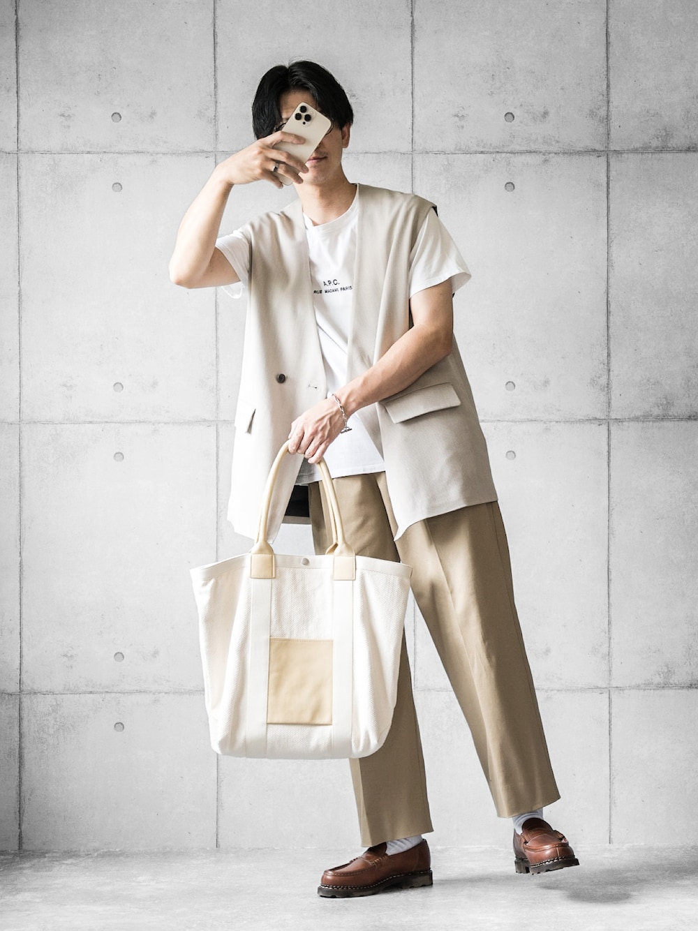 「ジレ、ジレベスト、白Tシャツ、チノパン、ワイドパンツ、ローファー、トートバッグ、ベージュ、ベージュコーデ、夏コーデ」｜「EMMA CLOTHESのTRストレッチスーツ地 ルーズ ダブルジレベスト EMMA CLOTHES 2022SS（ベスト、ベージュ系）」を使った、しゅんたろーさん（メンズ・177cm）の夏コーディネートの1枚目の写真