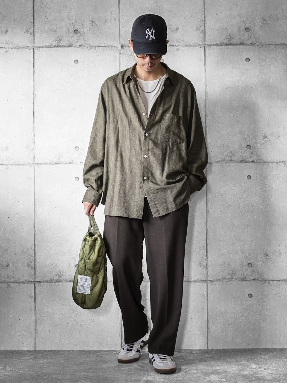 「秋コーデ、シンプルスタイル、秋服、スニーカーコーデ、カジュアルコーデ、キャップ、サングラス、ネックレス、スラックス、巾着バッグ、ワイドパンツ、シャツスタイル、アースカラー」｜「Steven Alanの＜Steven Alan＞ ピンストライプ ネル レギュラーカラー シャツ ‐LOOSE（シャツ/ブラウス、グリーン系）」を使った、しゅんたろーさん（メンズ・177cm）の秋コーディネートの1枚目の写真