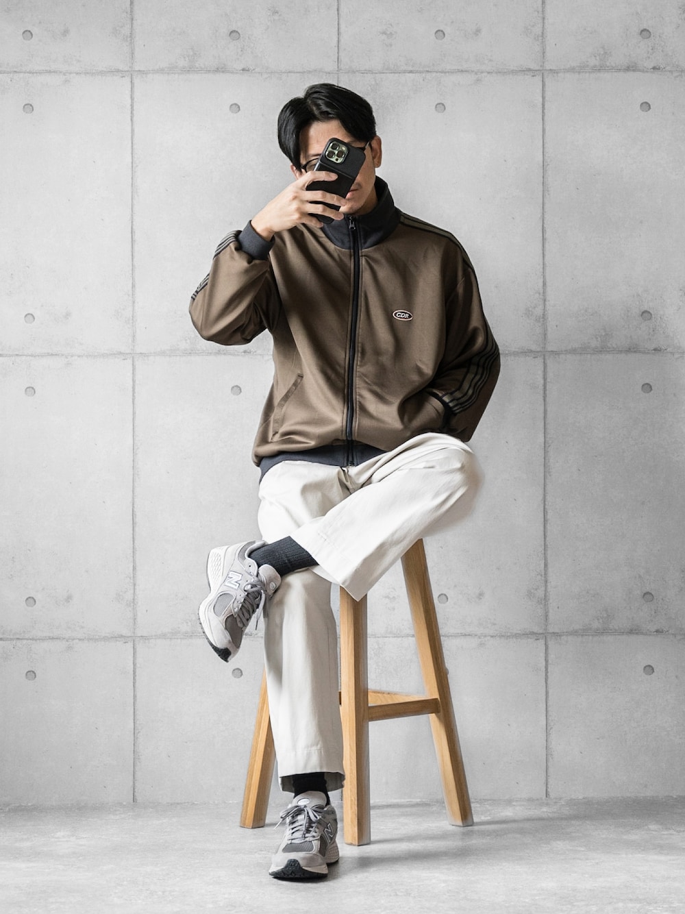「トラックジャケット、白パンツ、スニーカー、New Balance、秋服、秋のコーデ、シンプルスタイル、休日コーデ、カジュアルコーデ、秋服コーデ、ラフコーデ、ラフスタイル」｜「MONO-MARTの【CODDERR】サイドラインリブ配色 サークルロゴ刺繍 オーバートラックジャケット（ジャージ、グリーン系）」を使った、しゅんたろーさん（メンズ・177cm）の秋コーディネートの1枚目の写真
