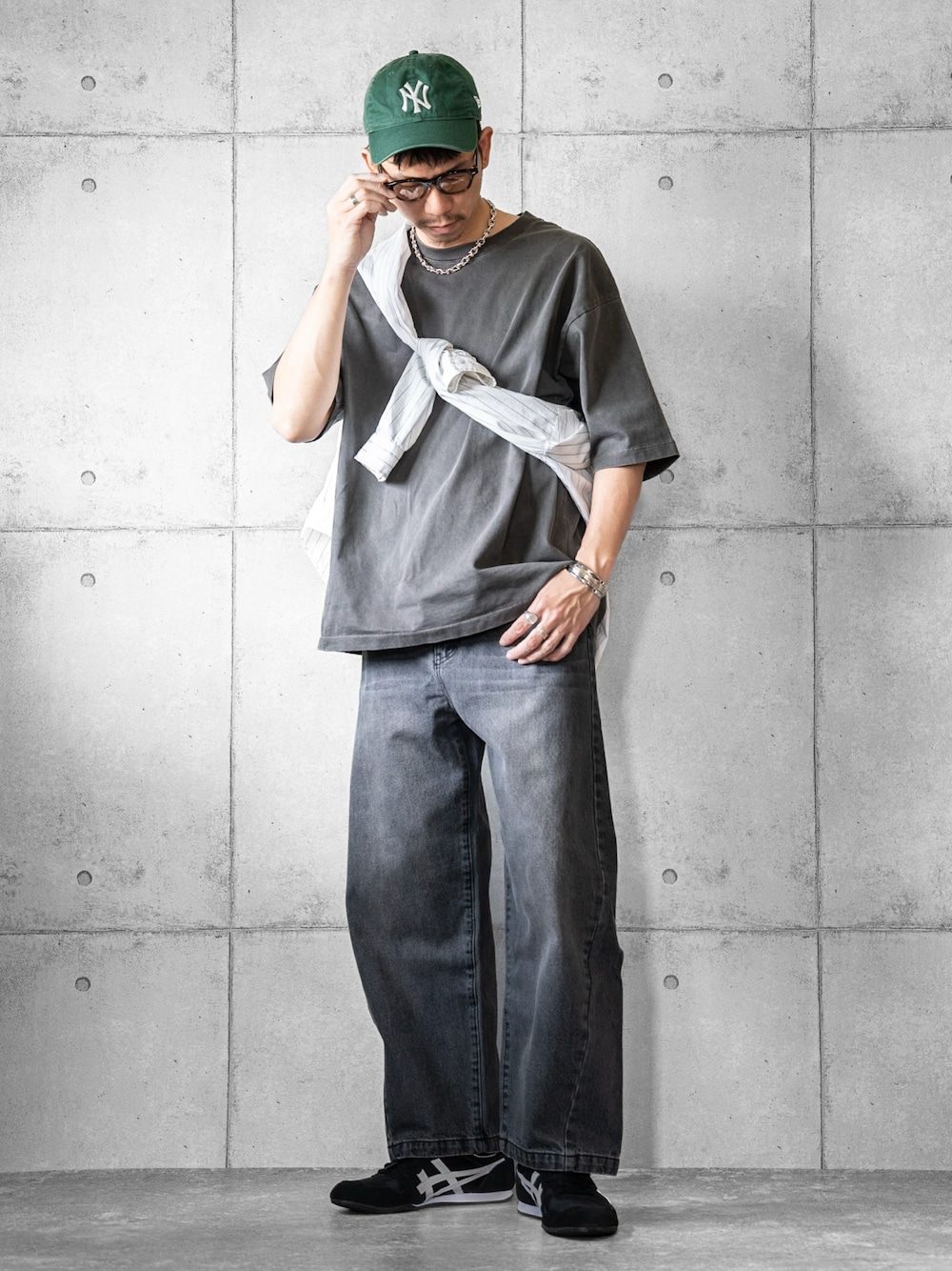 「休日コーデ、キャップ、サングラス、たすき掛け、Tシャツ、ブラックデニム、ワイドパンツ、モノトーン、スニーカー、シンプルスタイル、カジュアル」｜「SLICKの【SLICK/スリック】12.5oz Denim Wide Pants / 12.5オンスデニムワイドシルエットパンツ/バルーンシルエット / カーブパンツ（デニムパンツ、ブラック系）」を使った、しゅんたろーさん（メンズ・177cm）の夏コーディネートの1枚目の写真