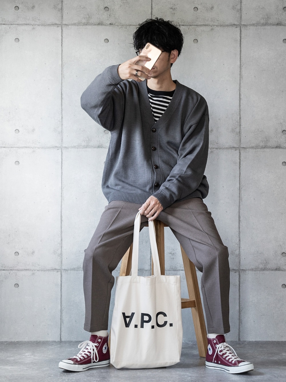 グレー系のカーディガン/ボレロ、ブラック系のTシャツ/カットソー、ホワイト系のトートバッグを着用したメンズの秋コーディネートの1枚目の写真