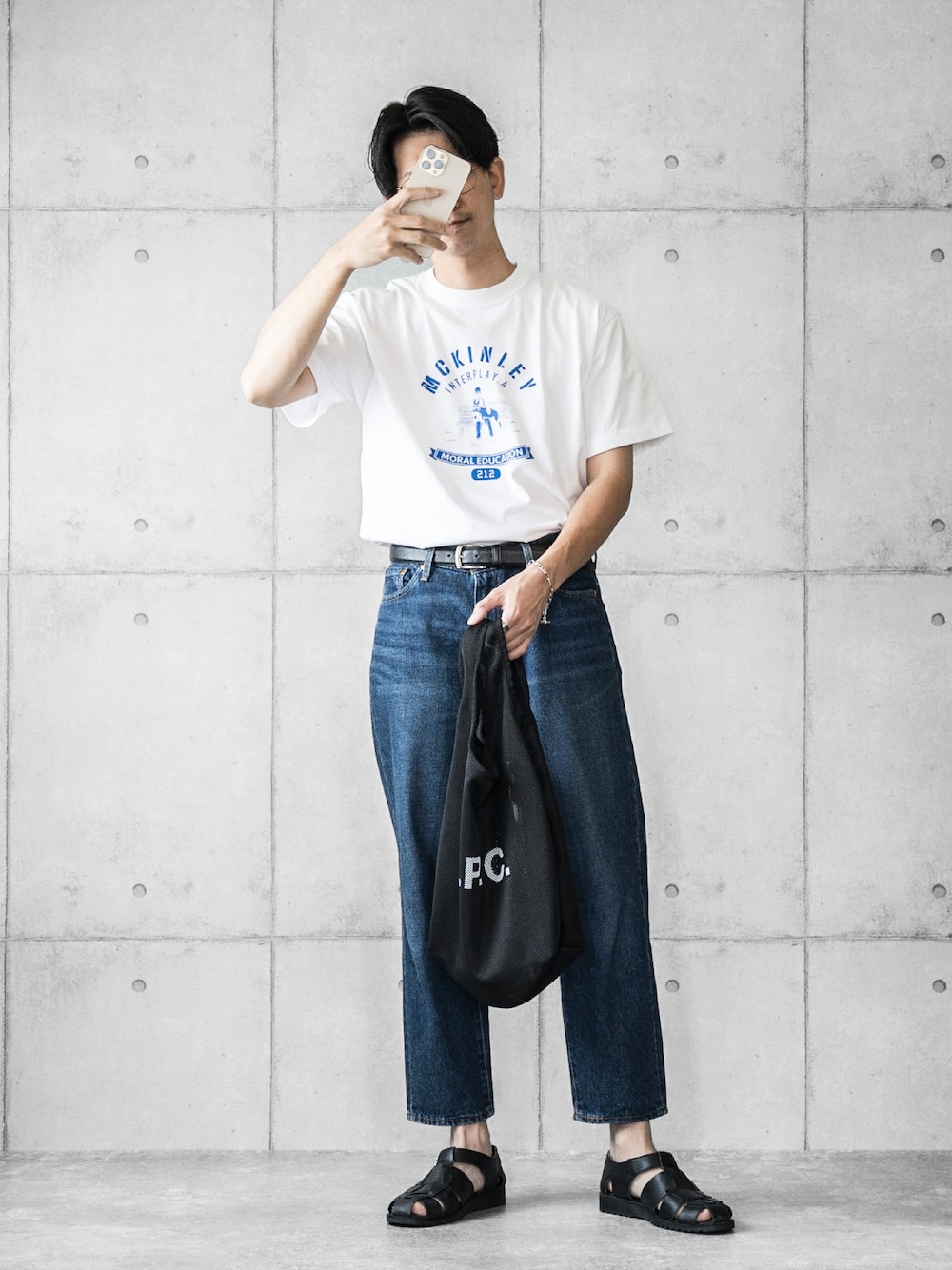 「夏コーデ、Tシャツ、白Tシャツ、プリントT、タックイン、グルカサンダル、サンダル、メッシュバッグ、カジュアル、リラックススタイル、大人カジュアル、休日スタイル」｜「INTERPLAYの【INTERPLAY x AYUMI】"OJISAN" Tシャツ＜UNISEX＞（Tシャツ/カットソー、ホワイト系）」を使った、しゅんたろーさん（メンズ・177cm）の夏コーディネートの1枚目の写真
