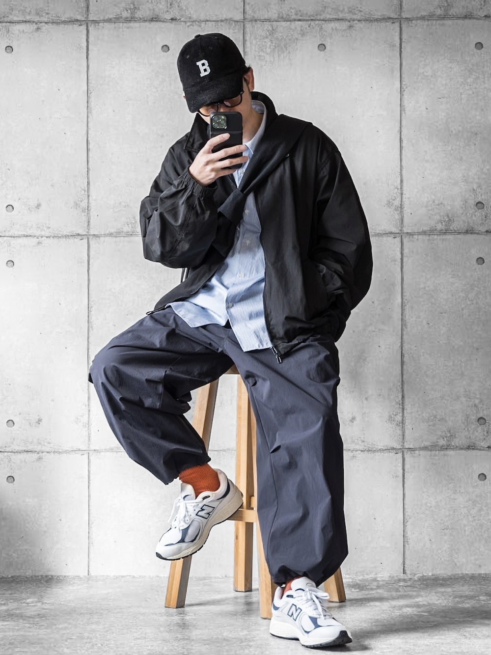 「最近のいい感じコーデ、冬アウター、ブルゾン、テックパンツ、シャツスタイル、スニーカー、キャップ、冬コーデ、ラフスタイル」｜「WYM LIDNMのTRACK WIDE EASY LOOSE PANTS（その他パンツ、ブラック系）」を使った、しゅんたろーさん（メンズ・177cm）の秋コーディネートの1枚目の写真