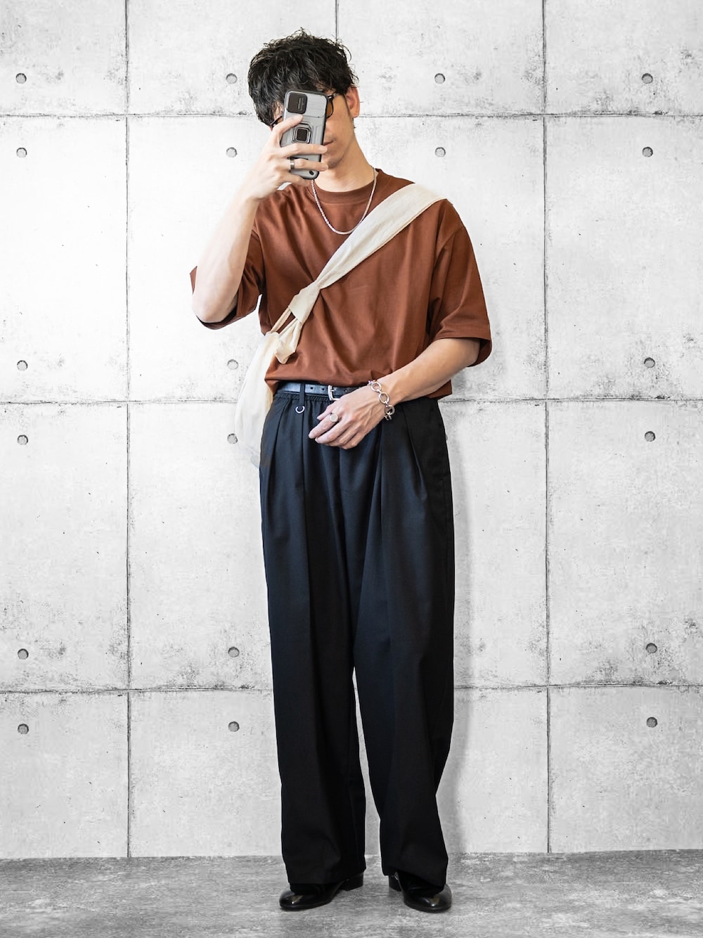 「夏コーデ、タックイン、ワイドパンツ、スラックス、ショルダーバッグ、サングラス、ネックレス、リング、ブレスレット、スポックシューズ、Tシャツ、オトナカジュアル、シンプルスタイル、休日コーデ」｜「WYM LIDNMのEXTRA FINE COTTON BASIC TEE（Tシャツ/カットソー、ブラウン系）」を使った、しゅんたろーさん（メンズ・177cm）の夏コーディネートの1枚目の写真