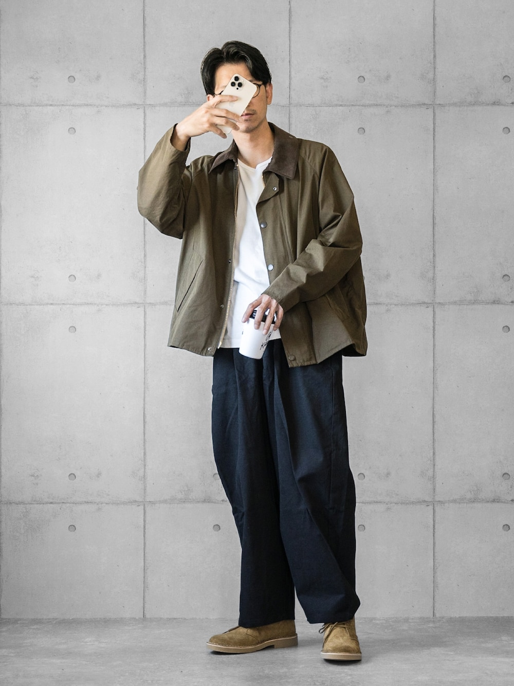 「barbour、ワイドパンツ、チノパン、革靴、クラークス、clarks、PR、秋服準備はじめました、休日コーデ、大人カジュアル、オトナカジュアル、シンプルスタイル」｜「BarbourのBarbour × BEAMS F / 別注 TRANSPORT JACKET ピーチドコットン ジャケット（ブルゾン、グリーン系）」を使った、しゅんたろーさん（メンズ・177cm）の秋コーディネートの1枚目の写真