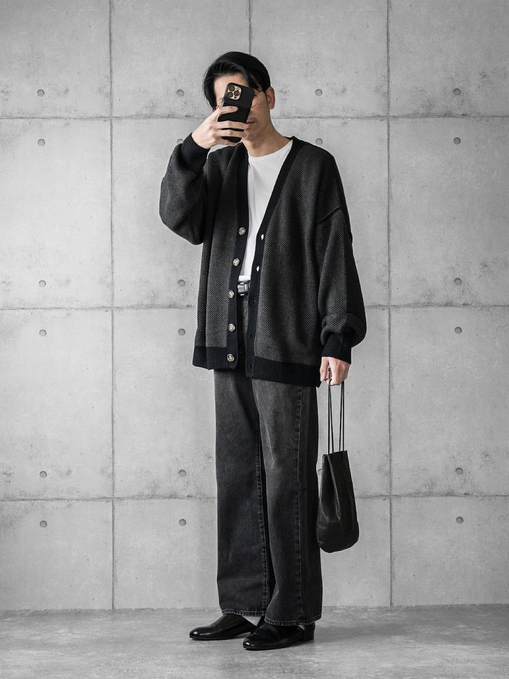 「リーバイス、Levis、リーバイス23ss、PR、フレアデニム、ブラック、ブラックコーデ、カーディガン、スポックシューズ、春コーデ」｜「Levi'sのLevi's/リーバイス ルーズフレアデニム 567 STAY LOOSE FLARE（デニムパンツ、ブラック系）」を使った、しゅんたろーさん（メンズ・177cm）の冬コーディネートの1枚目の写真