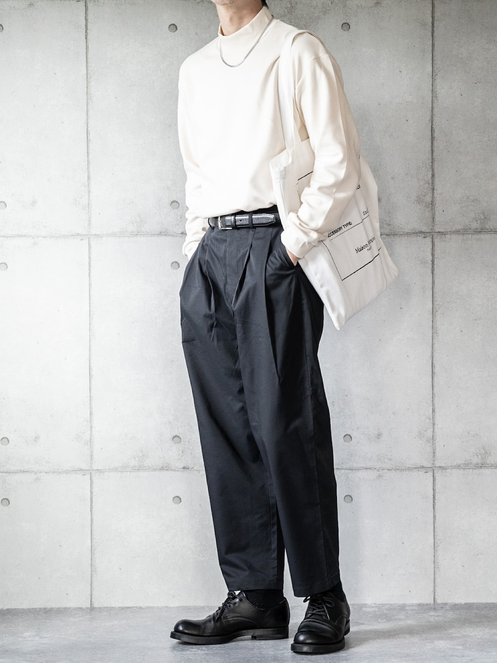 「トートバッグ、UNIQLO、ユニクロ、ワイドパンツ、革靴、タックイン、モノトーンコーデ、モックネック、モックネックT、UNIQLO U、ユニクロU」｜「RUUBONのアイテム（パンツ、ブラック系）」を使った、しゅんたろーさん（メンズ・177cm）の秋コーディネートの1枚目の写真