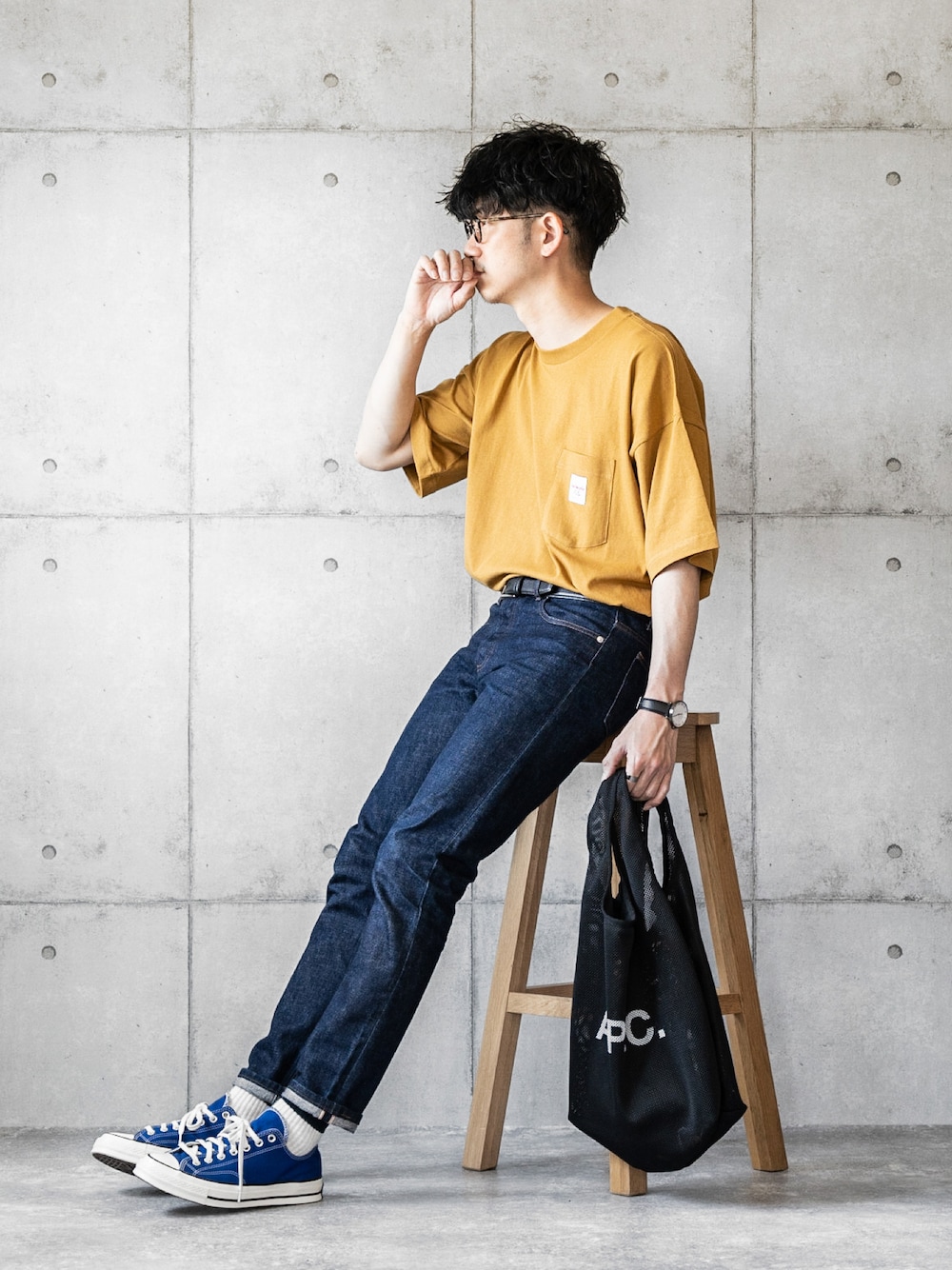 「Tシャツ、Tシャツ×デニム、タックイン、ラインソックス、メッシュバッグ、カラースニーカー、コンバース、converse、夏コーデ、Tシャツコーデ」｜「Mark GonzalesのMark Gonzales/マークゴンザレス MONO-MART別注 ビッグシルエット胸刺繍 半袖Tee（Tシャツ/カットソー、イエロー系）」を使った、しゅんたろーさん（メンズ・177cm）の春コーディネートの1枚目の写真