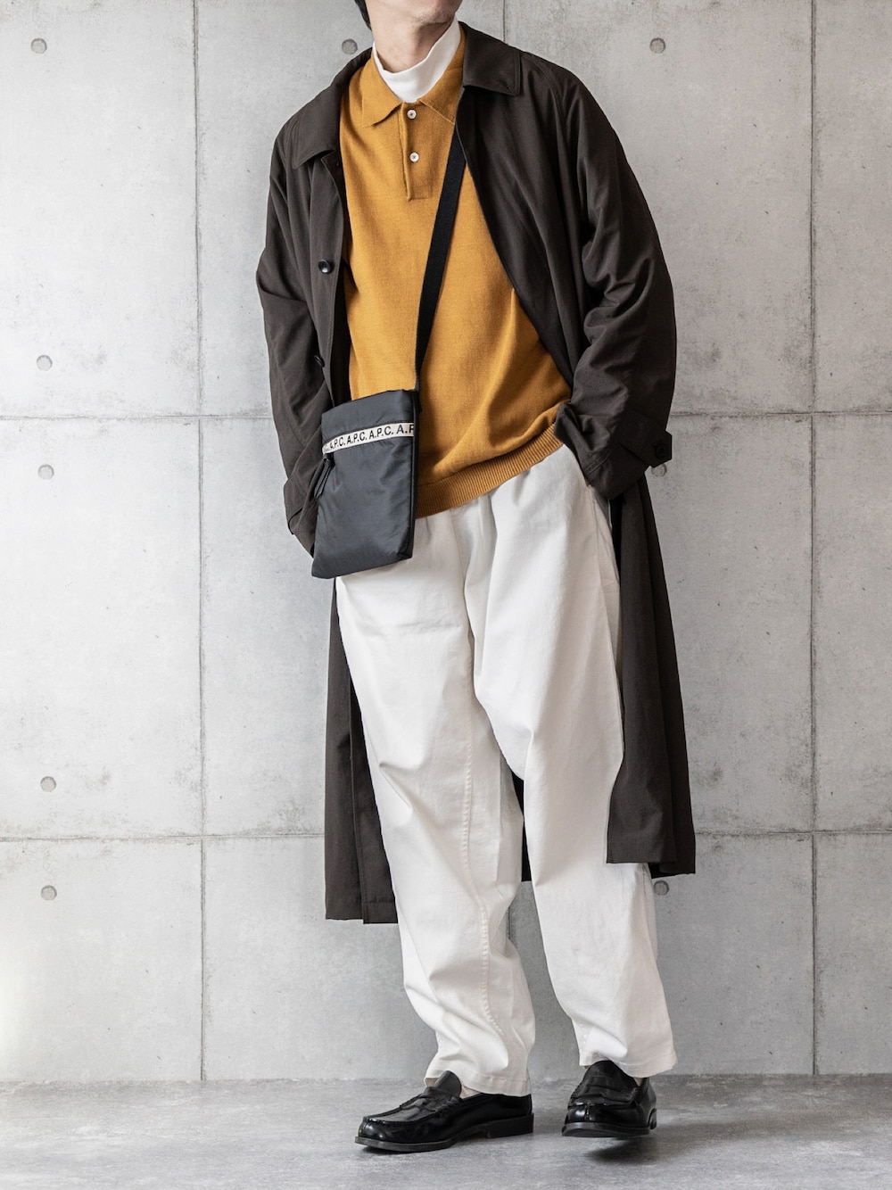 「ステンカラーコート、ショルダーバッグ、ローファー、秋のコーデ、ポロシャツ、秋服、ニットポロ、シンプルスタイル、サコッシュ、シェフパンツ」｜「OMNESのメンズ 　ストレッチツイル　シェフパンツ（その他パンツ、ホワイト系）」を使った、しゅんたろーさん（メンズ・177cm）の秋コーディネートの1枚目の写真