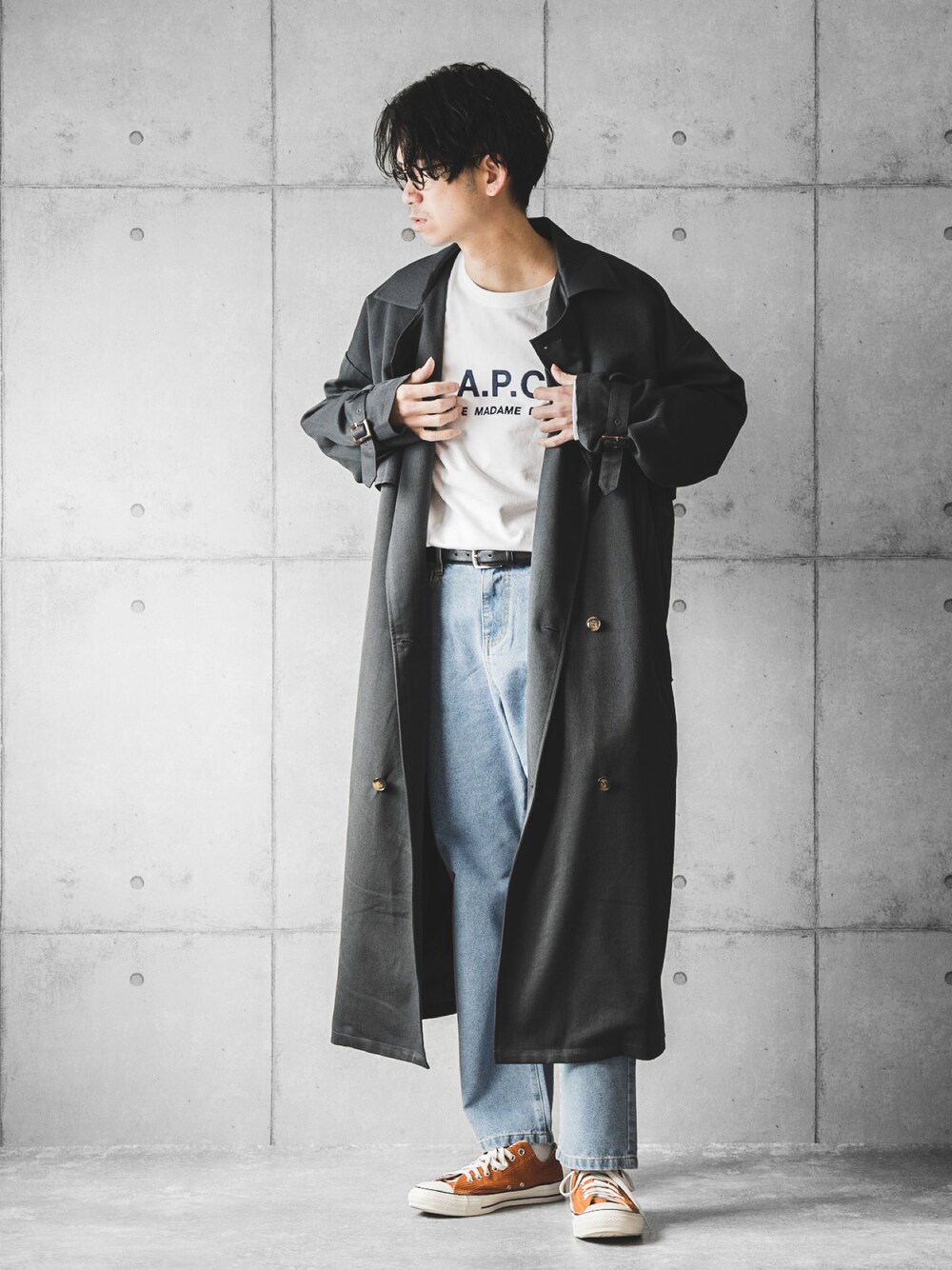 ブルー系のデニムパンツ、ホワイト系のTシャツ/カットソー、グレー系のトレンチコートを着用したメンズの冬コーディネートの1枚目の写真