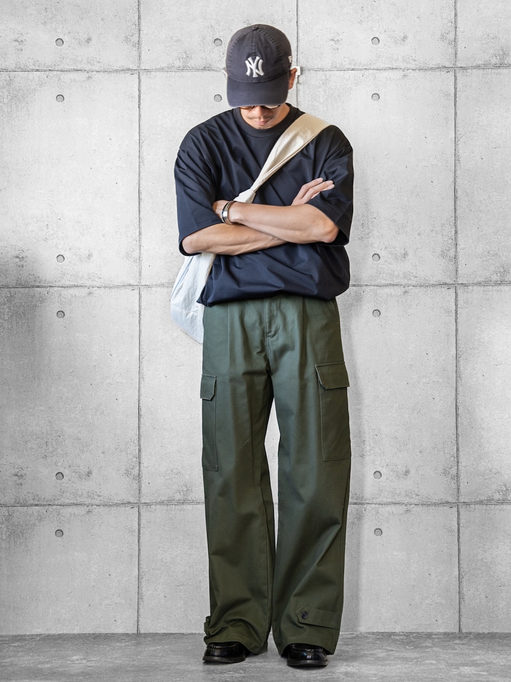 「キャップ、Tシャツ、ドローコード、ミリタリーパンツ、ローファー、ショルダーバッグ、大人カジュアル、大人コーデ、オトナカジュアル」｜「EMMA CLOTHESのワイドストレートM-47ミリタリーカーゴパンツ EMMA CLOTHES（カーゴパンツ、グリーン系）」を使った、しゅんたろーさん（メンズ・177cm）の夏コーディネートの1枚目の写真