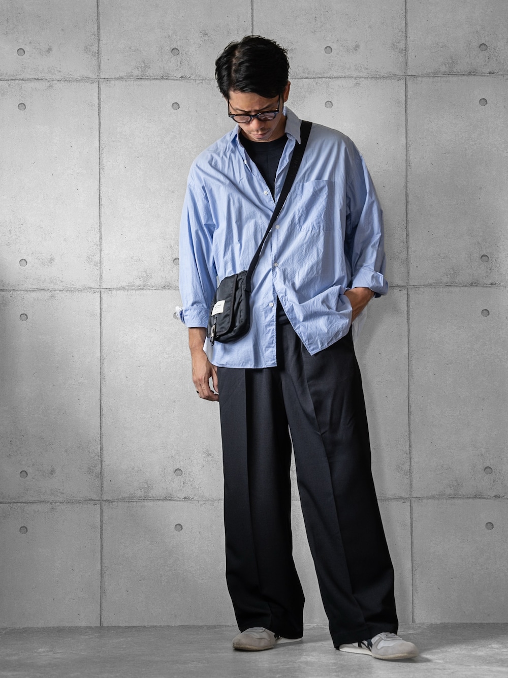 ブルー系のシャツ/ブラウス、ブラック系のスラックス、ホワイト系のスニーカーを着用したメンズの秋コーディネートの1枚目の写真