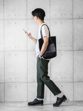 「MR.OLIVE（ミスターオリーブ）の【セットアップ対応】レトロ ポリエステルツイル / ワンプリーツ テーパード トラウザーパンツ (センタープレスパンツ)（スラックス）」を使った、しゅんたろーさん（メンズ・177cm）の夏コーディネート