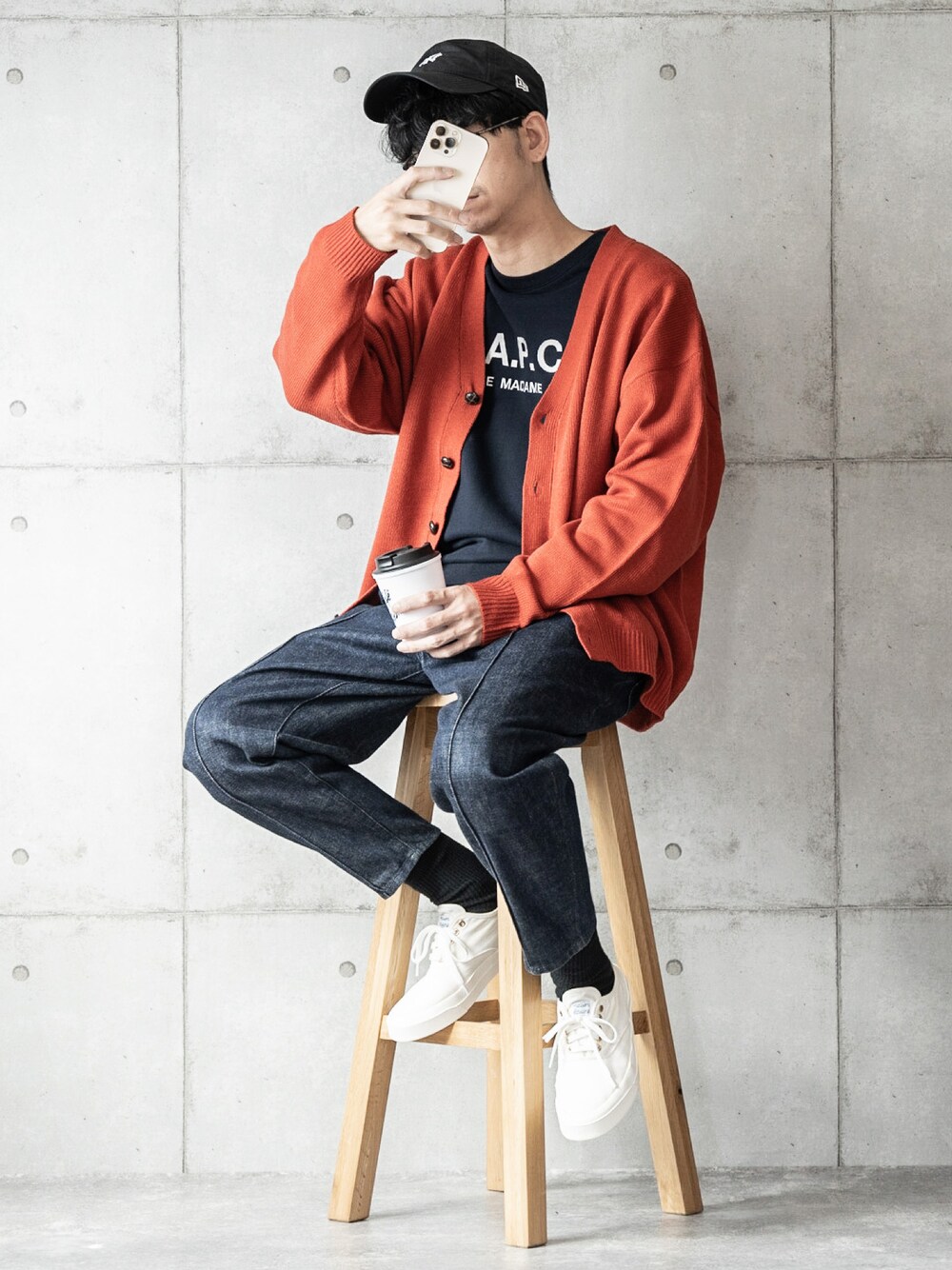 「テーパードパンツ、カーディガン、キャップ、秋のコーデ、白スニーカー、テーパードデニム、ロゴTシャツ、秋コーデ、秋冬コーデ」｜「MONO-MARTのボリュームニットルーズカーディガン AUTUMN WINTER 2021-2022（カーディガン/ボレロ、オレンジ系）」を使った、しゅんたろーさん（メンズ・177cm）の秋コーディネートの1枚目の写真