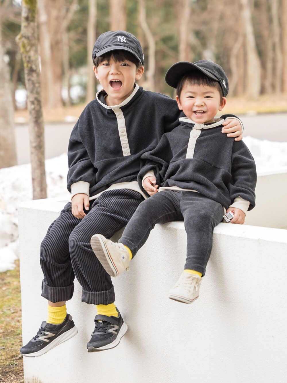 ブラック系のその他トップス、ブラック系のその他パンツ、ブラック系のスニーカーを着用したキッズの冬コーディネートの1枚目の写真