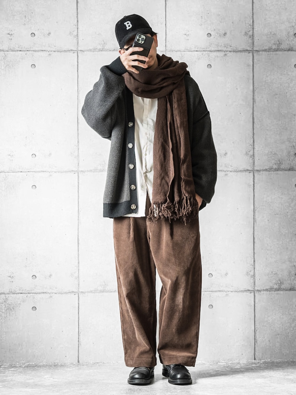 「マフラーぐるぐる、ストール、キャップ、カーディガン、白シャツ、コーデュロイパンツ、革靴、秋冬コーデ、カジュアルコーデ」｜「CIAOPANIC TYPYの□アウトリンキングカラージャガードニットカーディガン（カーディガン/ボレロ、ブラック系）」を使った、しゅんたろーさん（メンズ・177cm）の冬コーディネートの1枚目の写真