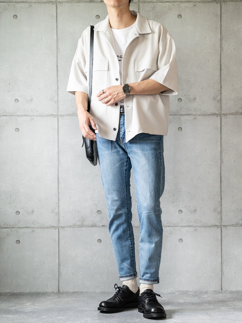 「シャツスタイル、白Tシャツ、ロゴT、zozoデニム、革靴、ショルダーバッグ、爽やかコーデ」｜「MONO-MARTのTRストレッチ スーツ地 オーバーサイズ ドレープ CPOシャツ/レギュラカラーシャツ(1/2 sleeve)（シャツ/ブラウス、グレー系）」を使った、しゅんたろーさん（メンズ・177cm）の夏コーディネートの1枚目の写真