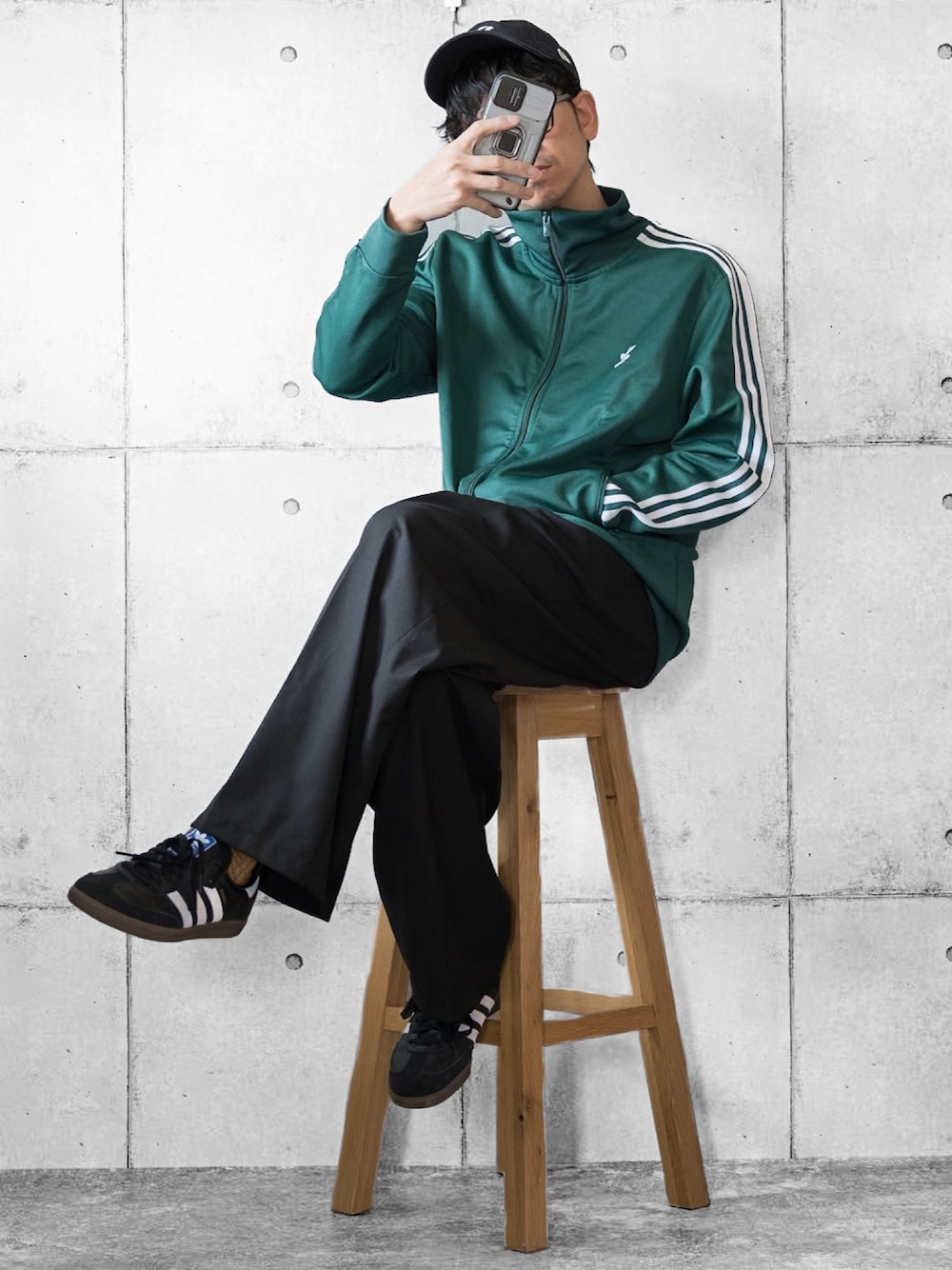 「ジャージ、トラックジャケット、アディダス、adidas、ワイドパンツ、スラックス、スニーカー、キャップ、春コーデ、休日コーデ、シンプル」｜「adidasのアディカラー クラシックス ベッケンバウアー トラックトップ（ジャージ） / アディダスオリジナルス adidas Originals（ジャージ、グリーン系）」を使った、しゅんたろーさん（メンズ・177cm）の春コーディネートの1枚目の写真