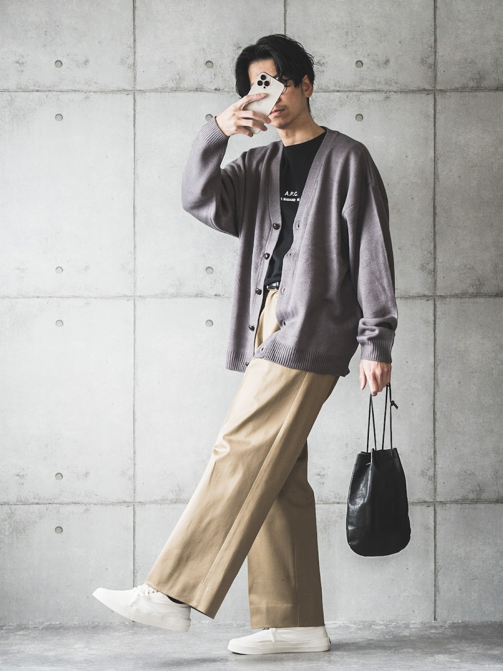 「カーディガン、タックイン、ロゴTシャツ、チノパン、ワイドパンツ、白スニーカー、巾着バッグ、春コーデ、休日コーデ」｜「MONO-MARTのボリュームニットルーズカーディガン オーバーサイズ 2022 Early Spring（カーディガン/ボレロ、ピンク系）」を使った、しゅんたろーさん（メンズ・177cm）の冬コーディネートの1枚目の写真