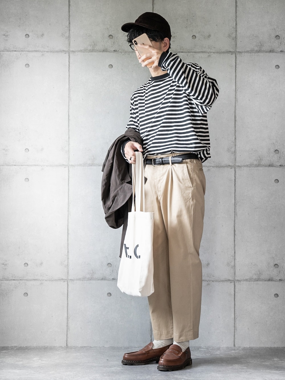 「キャップ、ボーダー、ボーダートップス、チノパン、ローファー、トラッドスタイル、トートバッグ、秋のコーデ、秋服準備はじめました」｜「FORK&SPOONのFORK&SPOON　ボーダーロングスリーブTシャツ（Tシャツ/カットソー、ブラック系）」を使った、しゅんたろーさん（メンズ・177cm）の秋コーディネートの1枚目の写真