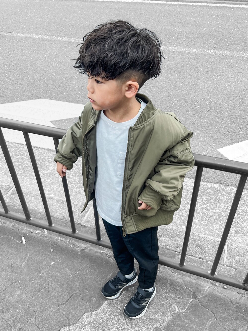 「MA-1、スラックス、New Balance、ファッションを楽しもう、散髪、髪切りました！、パーマ、大人っぽコーデ、休日スタイル、ラフスタイル」｜「ROPE' PICNICの【KIDS】リンクコーデ/中わた入りMA-1（MA-1、グリーン系）」を使った、しゅんたろーさん（キッズ・120cm）の秋コーディネートの1枚目の写真