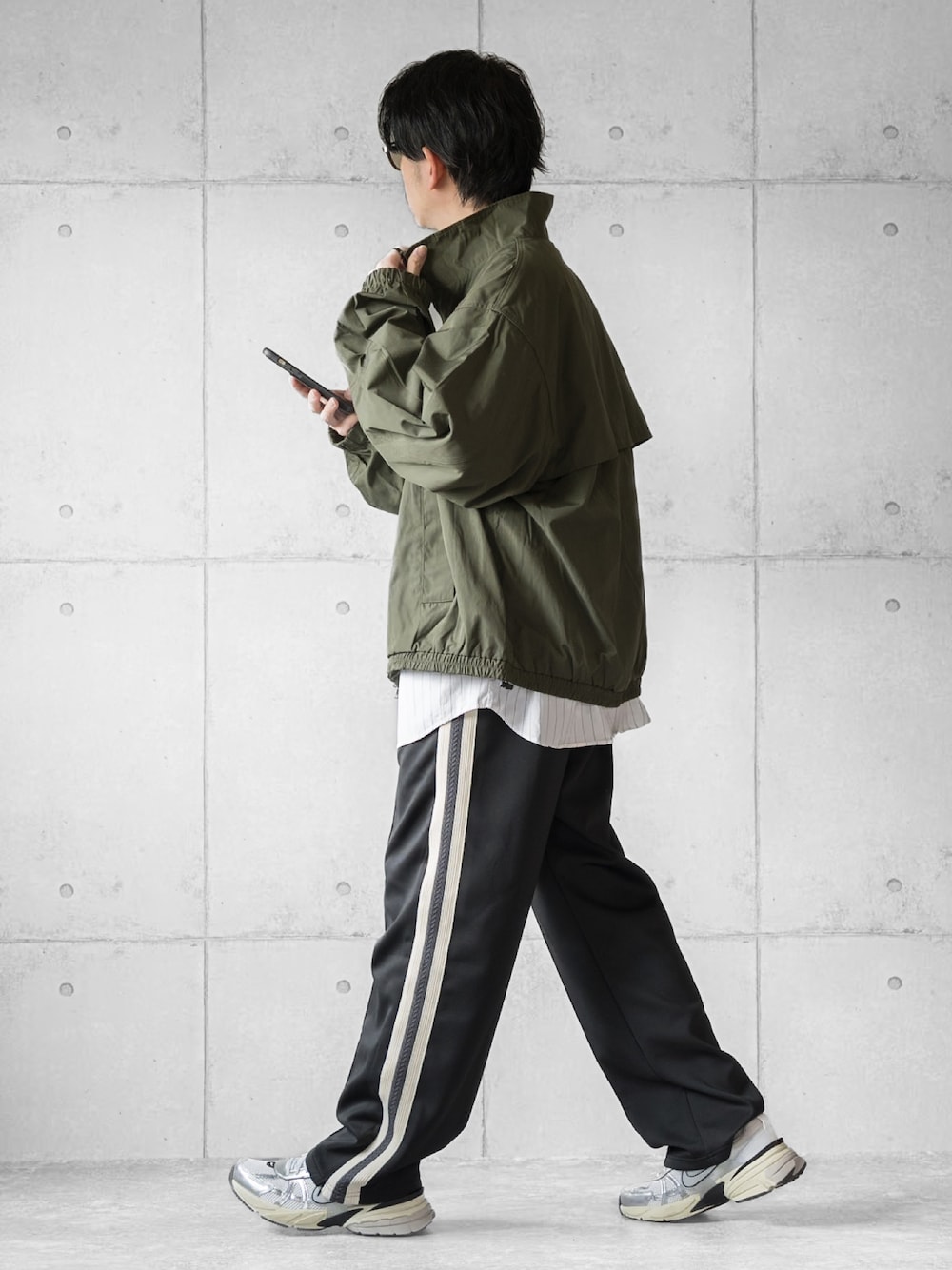 「春のおしゃ見えテクニック、ブルゾン、ストライプシャツ、シャツスタイル、ラインパンツ、ジャージ、トラックパンツ、スニーカー、スポーツミックス、スポーツmix、休日スタイル、春コーデ、春のNewスタイル」｜「ASTRONOMYのダブルジップ裾ドローコードトラックジャケット（ジャージ、グリーン系）」を使った、しゅんたろーさん（メンズ・177cm）の春コーディネートの1枚目の写真
