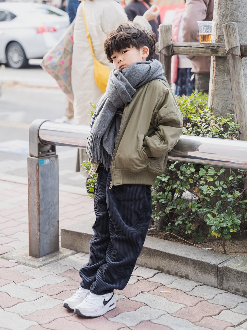 グリーン系のMA-1、ブラック系のその他パンツ、ホワイト系のスニーカーを着用したキッズの冬コーディネートの1枚目の写真