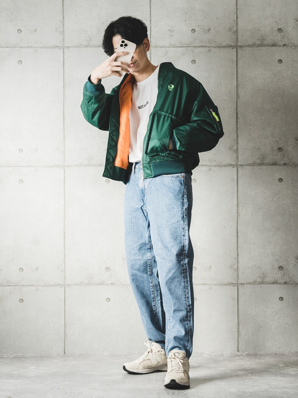 「ブルゾン、グリーン、白Tシャツ、ロゴT、デニム、デニムパンツ、スニーカーコーデ、ストリートMIX、ストリートコーデ、ストリート」｜「Not So Apeのバックロゴ ボンバージャケット（その他アウター、グリーン系）」を使った、しゅんたろーさん（メンズ・177cm）の冬コーディネートの1枚目の写真