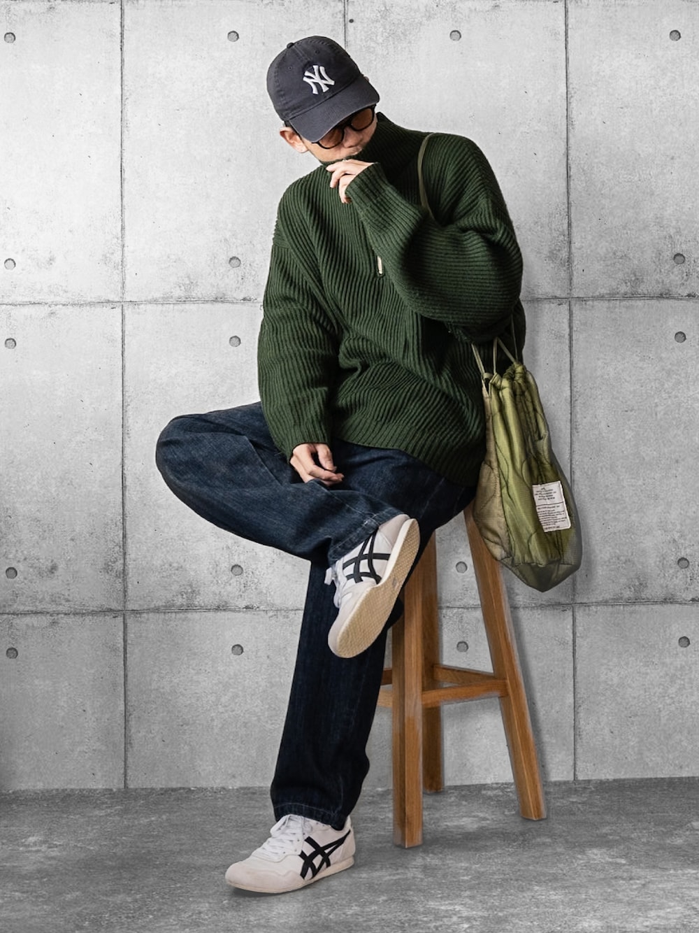 「最近のいい感じコーデ、タートルネック、冬のコーデ、ハーフジップ、ハーフジップニット、ハイネック、キャップ、デニム、スニーカー、ショルダーバッグ、休日スタイル、お出かけコーデ、秋冬コーデ」｜「FREAK'S STOREのWEB限定 ビッグシルエット 畔編み ハーフジップニット/ルーズフィット（ニット/セーター、グリーン系）」を使った、しゅんたろーさん（メンズ・177cm）の冬コーディネートの1枚目の写真
