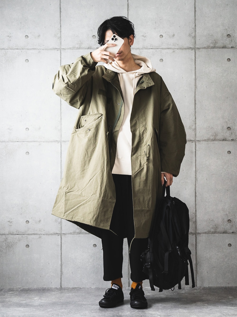 「モッズコート、M65、パーカー、ワイドパンツ、ootd、ミリタリージャケット、からし色、スニーカーコーデ、オトナカジュアル、休日コーデ」｜「OMNESのユニセックス 裏毛スウェット プルオーバーパーカー（パーカー、ホワイト系）」を使った、しゅんたろーさん（メンズ・177cm）の冬コーディネートの1枚目の写真