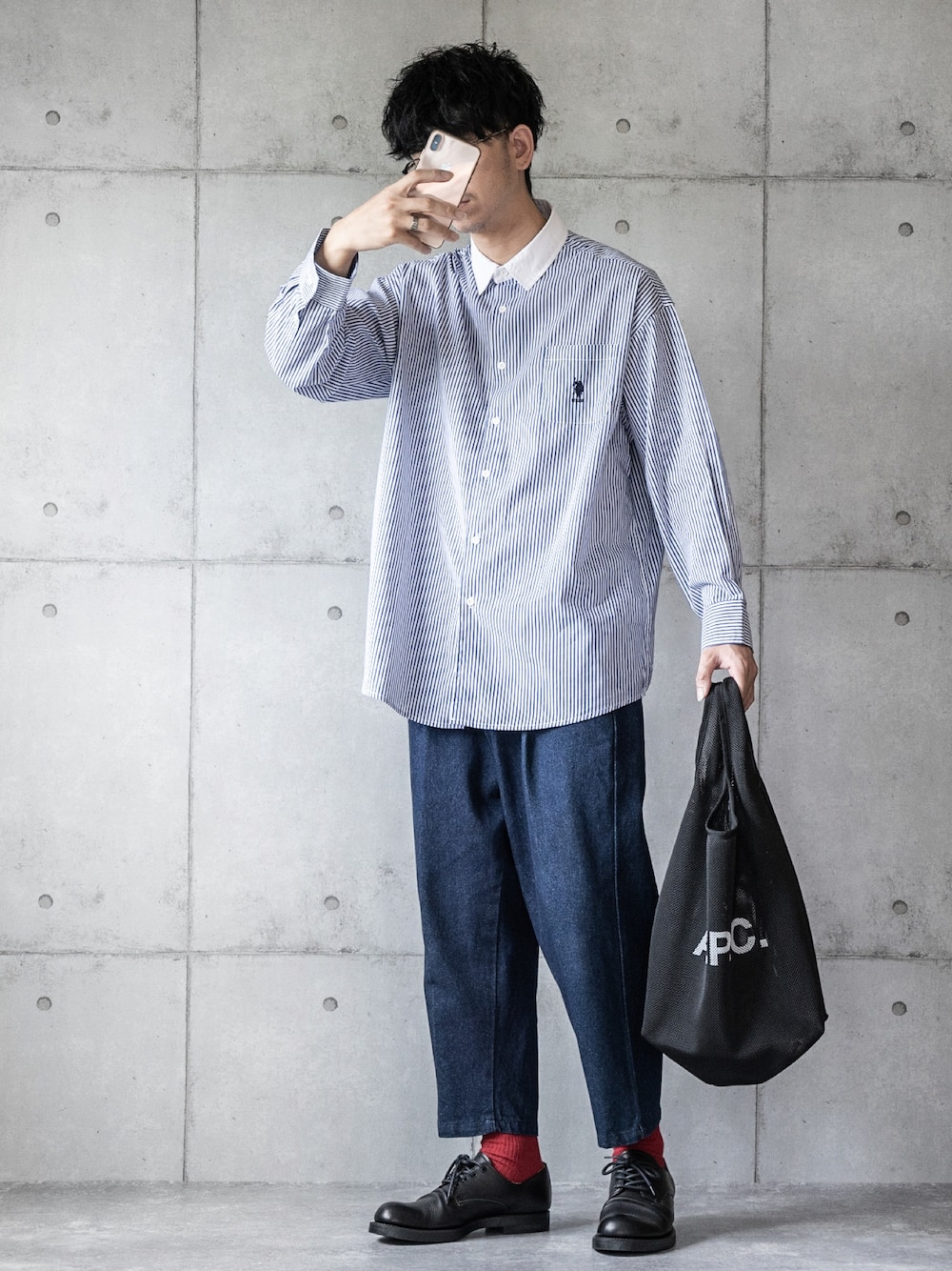 「ストライプシャツ、アンクルパンツ、クロップドパンツ、赤い靴下、赤ソックス、メッシュバッグ、秋のコーデ、シャツスタイル、秋コーデ」｜「U.S. POLO ASSN.のU.S. POLO ASSN. /ユーエスポロアッスン 別注 ワンポイント刺繍ロゴ オーバーサイズ L/S レギュラーカラーブロード/デニム シャツ（シャツ/ブラウス、ブルー系）」を使った、しゅんたろーさん（メンズ・177cm）の夏コーディネートの1枚目の写真