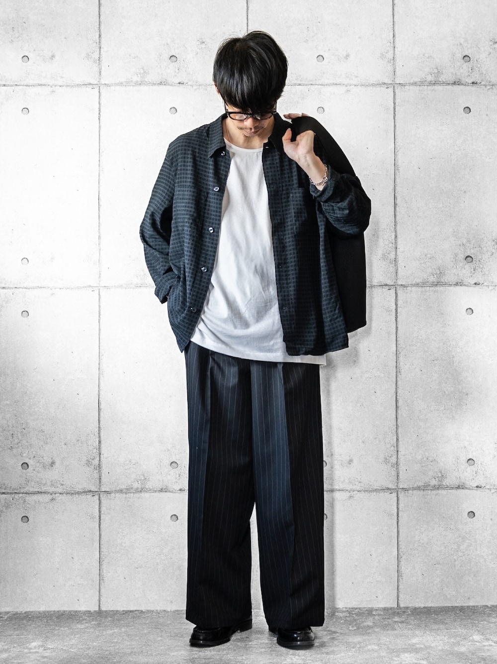 「最近のいい感じコーデ、シャツスタイル、タンクトップ、ストライプパンツ、ピンストライプ、スラックス、トートバッグ、春夏コーデ、シンプルスタイル」｜「WYM LIDNMのRAYON JACQUARD CROPPED SHIRT（シャツ/ブラウス、グリーン系）」を使った、しゅんたろーさん（メンズ・177cm）の春コーディネートの1枚目の写真