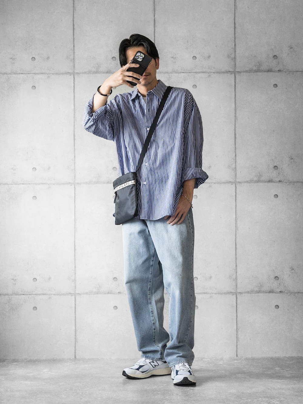 ブルー系のシャツ/ブラウス、ブルー系のデニムパンツ、ホワイト系のスニーカーを着用したメンズの春コーディネートの1枚目の写真